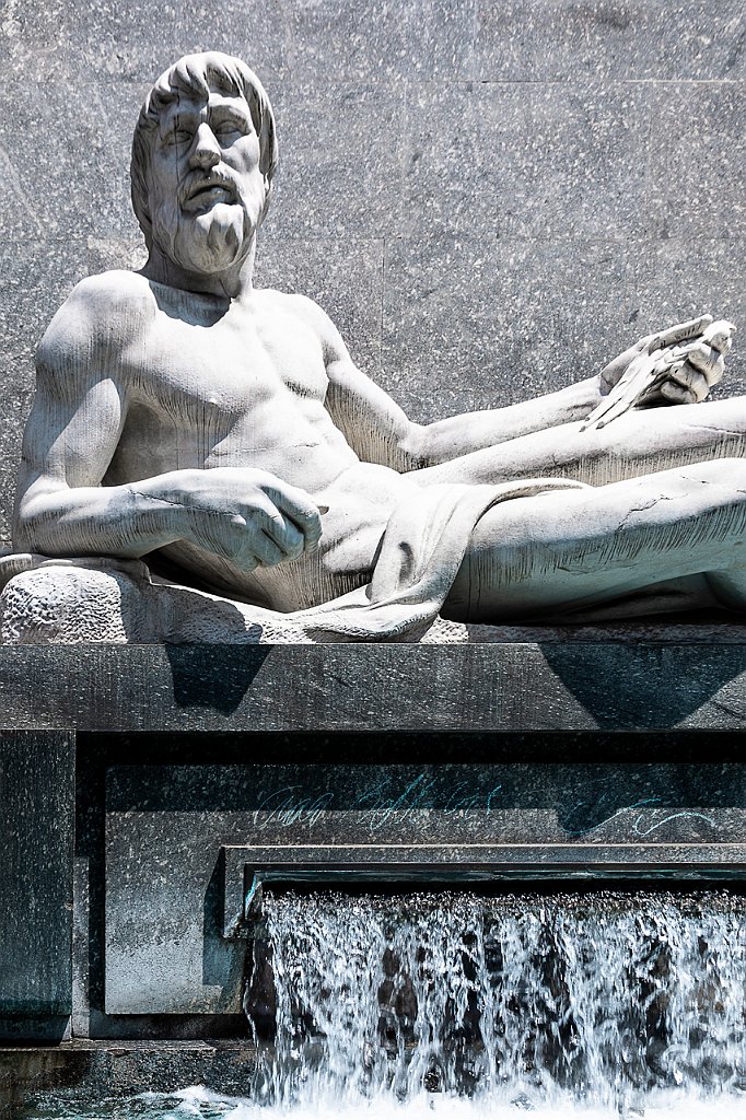 15 - STATUA DEDICATA AL FIUME PO'.jpg